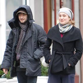 Daniel Radcliffe Betah di Pelukan Perempuan Lebih Tua