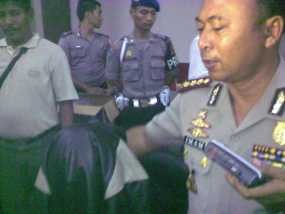 Nganggur, Adrian Tinggal di Masjid Agung