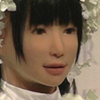 Robot Pengantin Lenggak-lenggok di Catwalk