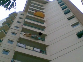 Balkon Tempat Naharan Terjatuh Berpagar Setengah Meter