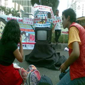Meniru dan Menggonggong Televisi di Bundaran HI