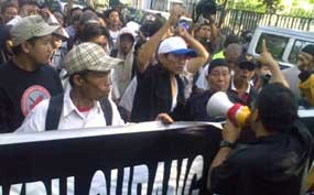 Tolak Hasil Pilpres, Pendemo Geruduk Rumah Mega