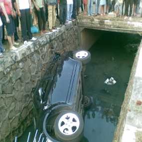 Berpenumpang 3 Orang, Pengemudi Hilang Kontrol