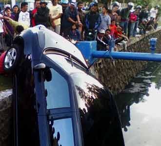 Suzuki Swift Terjungkal Masuk Kali