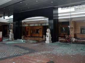 Reka Ulang Bom Marriott Pakai Patung Hitam dan Putih