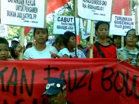 Capek Diburu Satpol PP, Puluhan Gepeng Demo Foke