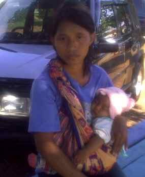 Bawa Bayi, Ibu Muda Nangis Ingin Bertemu SBY