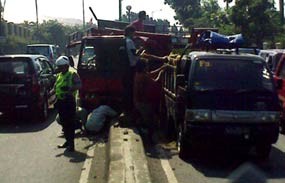 Truk Pengangkut Elpiji Tabrak Separator Jalan, Lebak Bulus Macet
