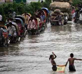Hujan Deras Lumpuhkan Dhaka