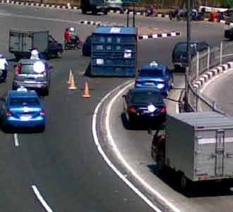 Kontainer Terbalik Timpa Becak