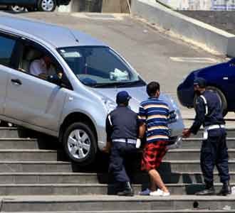 Grand Livina Terperosok di Tangga