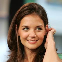 Katie Holmes Selamat dari Ledakan Mobil 