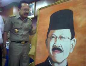 Ngantor Setengah Hari di Pasar Manggis, Foke Dapat Kado Lukisan 