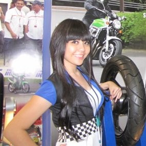 Berburu Foto Wanita Seksi di IIMS