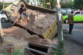 Truk Pasir Terperosok Got, Jl Danau Sunter Utara Macet