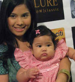 Annisa Pohan Biasakan Anak Hadapi Kamera