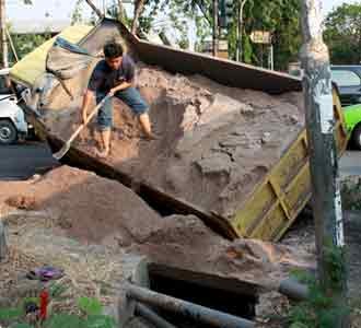 Truk Pasir Terperosok ke Got