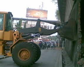 Tembok Fly Over Senen Dirobohkan, Lalu Lintas Tersendat
