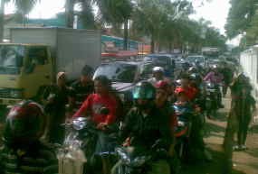 Massa FBR Ngumpul, Pengunjung Ragunan Pilih Jalan Kaki 