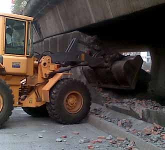 Tembok Fly Over Senen Dirobohkan