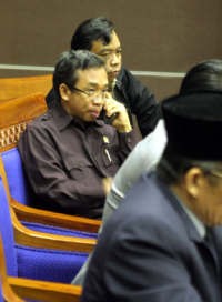 Kecapekan Sidang DPR, Komar Pingsan