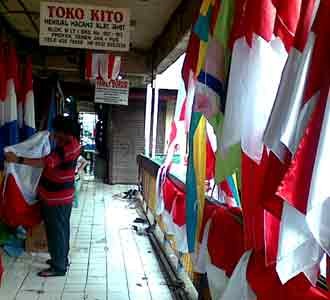Agustus Datang, Penjual Bendera Senang