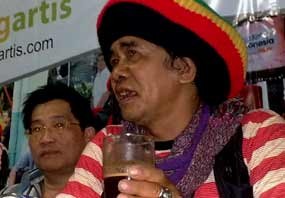 Manohara Melayat Mbah Surip