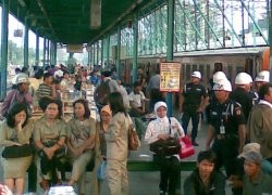 Jadwal KA Molor Hingga 1 Jam