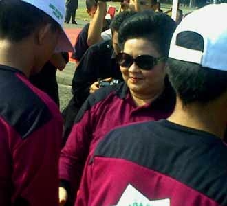 Menkes Berkacamata Hitam