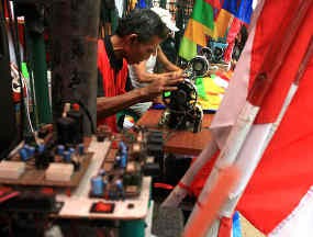 Tape Tua dan Untung Jualan Bendera Mbah Durori