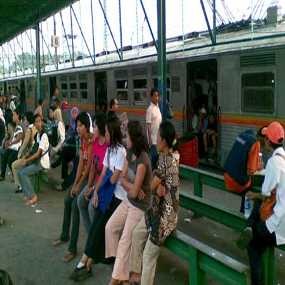Lintasan Hanya Satu Jalur, Jadwal KA Molor, Penumpang Menumpuk