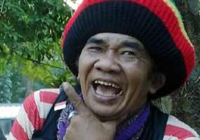 Dua Biksu Nyekar Makam Mbah Surip 