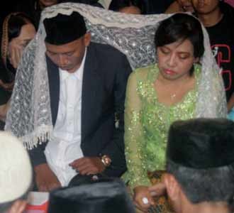 Resia Menikah di Depan Jasad Mbah Surip