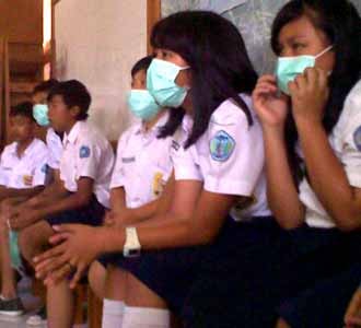 Posko Kesehatan Dibanjir Siswa