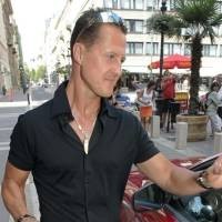 Schumacher Tinggal Kuatkan Leher