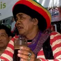 Mbah Surip dan Tak Gendong, Kombinasi Mak Nyus Mendulang Fulus