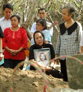 Isak Tangis Warnai Pemakaman TKW Asal Jombang