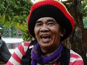Pose Mbah Surip Sambil Ha..ha..ha Laris Manis