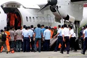  Jenazah Kopilot Pramudya Tiba di Rumah Duka