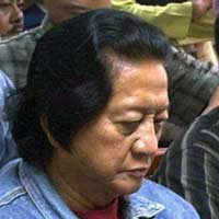 Sambil Menangis, Rachel Berlari Menuju Pusara Rendra