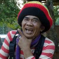 Segelas Kopi Hitam dan Sebatang Rokok di Pusara Mbah Surip 