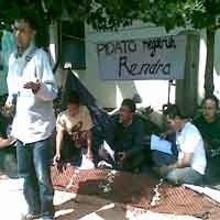 Kenang WS Rendra, Mahasiswa Unair Gelar Panggung Dadakan