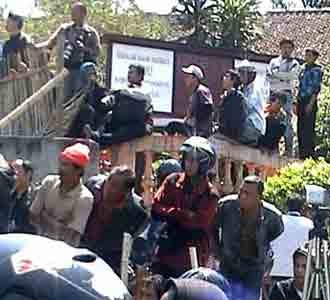 Penggerebekan Rumah Teroris Jadi Tontonan
