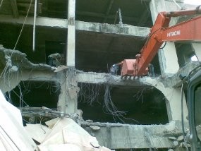 Tak Berizin, Gedung 6 Lantai di Setiabudi Dirobohkan