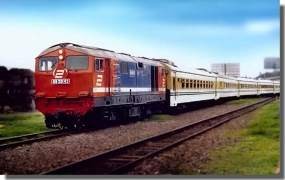 KA Terguling Jadi Tontonan Warga