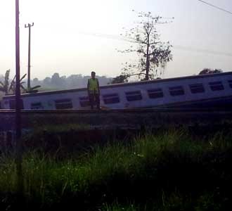 Kereta Mutiara Timur Terguling