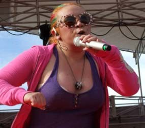 Melly Goeslaw Bawa Macan di Konser Tunggal