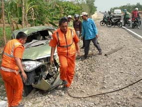 Pecah Ban, Sedan Terguling di Jalan Akses Suramadu 