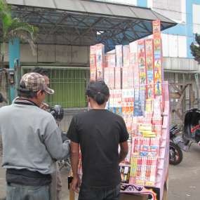 Musim Panas, Satpol PP Tertibkan Pedagang Kembang Api
