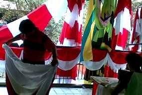 Raup Rezeki dari Pohon Pinang Jelang Peringatan Hari Kemerdekaan